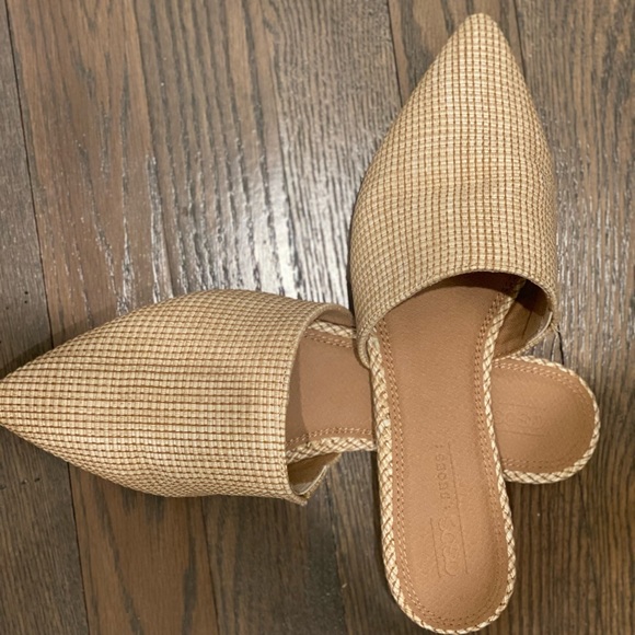 ASOS DESIGN Lorne pointed mules in natural Price - Picture 3 of 7